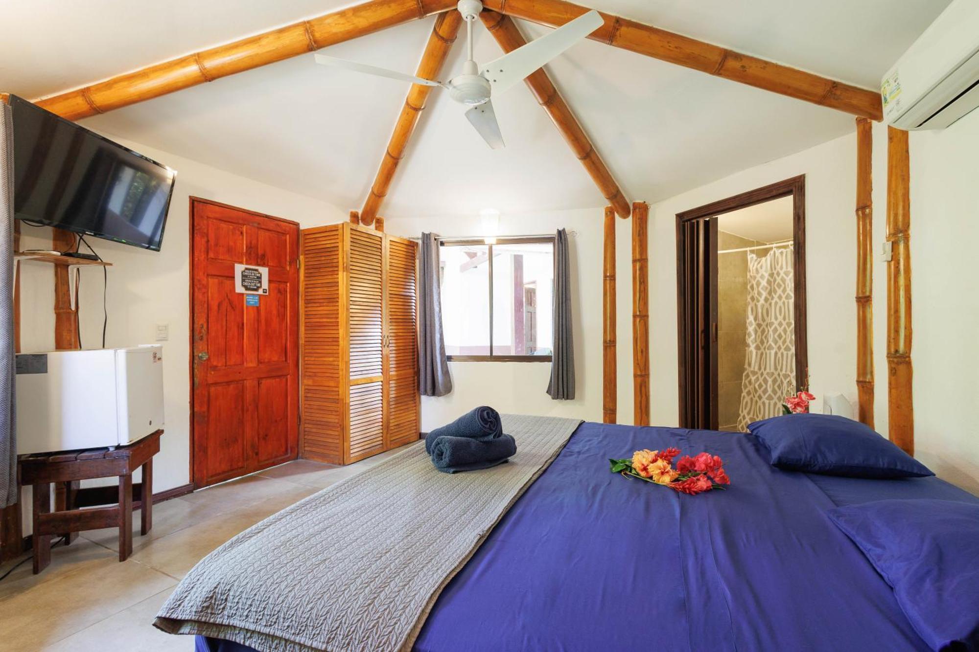 Bambutel Cocles Hotel *